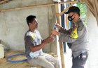 Tak-Mengenal-Lelah-Mengingatkan-Pakai-Masker,-Bhabinkamtibmas-Polsek-Nelle-Sambangi-Warga-Binaan