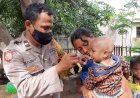 Bhabinkamtibmas-antar-Makanan-Tambahan-untuk-Mencegah-Anak-Stunting
