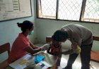 Bhabinkamtibmas-Dampingi-Anak-anak-Usia-6-11-Tahun-Agar-Berani-di-Suntik--Vaksin
