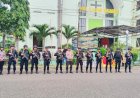 Pastikan-Berjalan-Aman-dan-Kondusif,-Personil-Polres-Sikka-Lakukan-Pengamanan-Gereja-untuk-Ibadah-Natal-2024