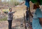 Patroli-Dialogis-di-Jalan-Kolembeke-Kabupaten-Sikka,-Bhabinkamtibmas-Ajak-Pekerja-Galian-C-Utamakan-Keselamatan”