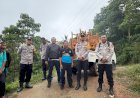 Peduli-Pendidikan-di-Pedalaman,-Polres-Sikka-Serahkan-Bantuan-Meja-dan-Kursi-untuk-SMPN-48-Sa-Ate-Gaikiu
