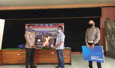 Serahkan-Bansos-Korlantas-Polri,-Kapolres-Sikka:-Bansos-Jangan-Dipakai-Beli-Moke