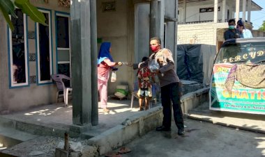 Antisipasi-Penyebaran-Virus-Corona,-Bhabinkamtibmas-Bagikan-Masker-Kepada-Warga