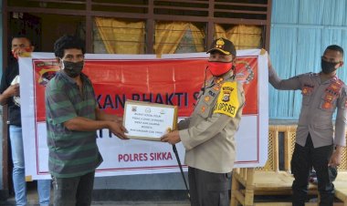 Kapolres-Sikka-Bagikan-Sembako-ke-Warga-Terdampak-Covid