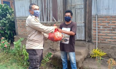 Polres-Sikka-Bagikan-Sembako-Kepada-Warga-Desa-Nelle