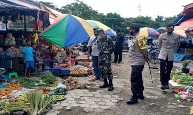 Kapolres-Sikka-Bersama-Dandim-1603-Sikka-Kunjungi-Pasar-Alok-Himbau-Penerapan-New-Normal