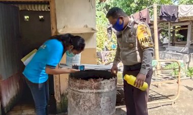 Bhbainkamtibmas-Polsek-Lela-Lakukan-Pemberantasan-Sarang-Nyamuk