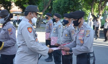 Kapolres-Sikka-Beri-Penghargaan-Kepada-4-Personilnya-Atas-Dedikasinya-Dalam-Pengawasan-Penyaluran-BLT-Di-Pulau-Terpencil