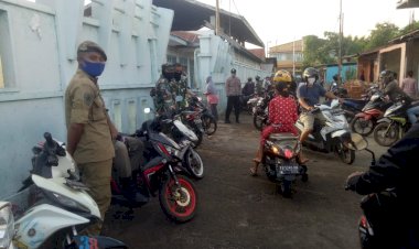 Anggota-Pos-Pam-Pasar-Ikan-TPI-Lakukan-Imbauan-Protokol-Kesehatan-Jelang-New-Normal