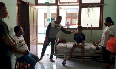 Perhatian-Atasan,-Kapolres-Sikka-Jenguk-Anak--Anggotanya-Yang-Sakit