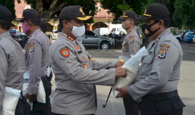 Kapolres-Sikka-Serahkan-Bantuan-Beras-Mabes-Polri-Kepada-Kapolsek-Jajaran-Untuk-Disalurkan-Kepada-Masyarakat-Kurang-Mampu