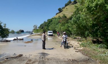 Abrasi-Hantam-Jalur-Trans-Utara-Maumere-Magepanda,-Anggota-Pospol-Ndete-Lakukan-Pengamanan-Pastikan-Keselamatan-Pengguna-Jalan-Yang-Melintas