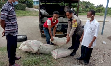 Sambut-Hari-Bhayangkara,-Bhabinkamtibmas-Desa-Riit-Sumbangkan-Semen-Untuk-Pembangunan-Kapela