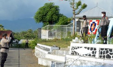 Sambut-Hari-Bhayangkara-ke-74,-Kapolres-Sikka-Pimpin-Upacara-Ziarah-di-TMP-Iligetang