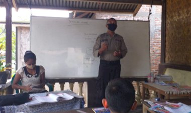 Aipda-Darwis-Sosialisasikan-Adaptasi-Kebiasaan-Baru-Kepada-Siswa-SDN-Kode,-Desa-Nelle-Wutung