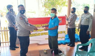 Kapolres-Sikka-Berikan-Bantuan-Sembako-Kepada-Masyarakat-Desa-Sikka,-Kec.-Lela