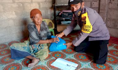 Bripka-Ramli-Bagikan-Sembako-Kepada-Warga-Di-Desa-Pamana