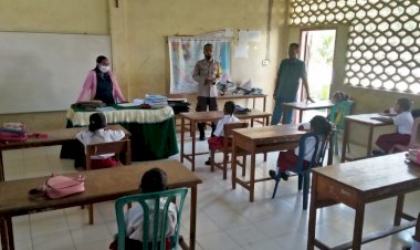 Bhabinkamtibmas-Polsek-Waigete-Pantau-Aktivitas-KBM-Di-Sekolah-Di-Masa-Pandemi