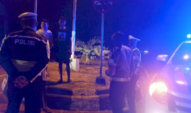 Sat-Lantas-Polres-Sikka-Lakukan-Patroli-Dan-Himbau-Protokol-Warga-Patuhi-3-M