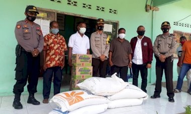 Polres-Sikka-Berikan-Bantuan-Beras-Kepada-27-KK-Yang-Konsumsi-Ubi-Beracun