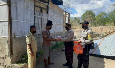 Kapolsek-Kewapante-Turun-Ke-Lokasi-Puting-Beliung-Untuk-Menyerahkan--Bantuan-Sembako.