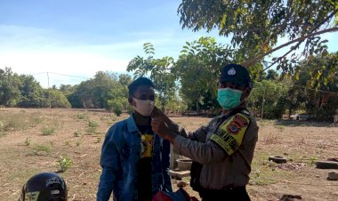 Sambangi-Masyarakat,-Bripka-Yance-Ajak-Warga-Dusun-Kolisia-Untuk-Disiplin-Pakai-Masker
