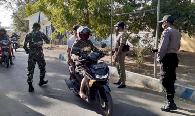 Sosialisasikan-Pembatasan-Kegiatan-Masyarakat,-Gabungan-TNI-Polri-Dan-Sat-Pol-PP-Lakukan-Himbauan-Di-Pasar-Alok-Maumere