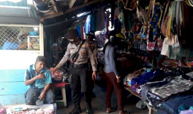 Personil-Polsek-Alok-Tertipkan-Penggunaan-Masker-Di-Pasar-Alok
