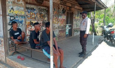 Tak-Mengenal-Lelah-Mengingatkan-Pakai-Masker,-Bhabinkamtibmas-Polsek-Waigete-Sambangi-Warga-Binaan.