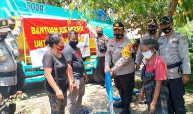 Kapolres-Sikka-Berikan-Bantuan-Air-Bersih-Kepada-Warga-Desa-Wolomapa