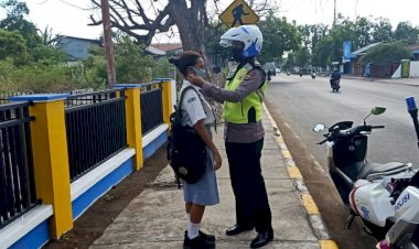 Polwan-Sat-Lantas-Polres-Sikka-Lakukan-Patroli-Rutin-Sembari-Sosialisasikan-Protokol-Kesehatan