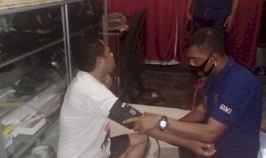 Kunjungi-Anggotanya-Yang-Sakit,-Kapolres-Sikka-Berikan-Motivasi-Dan-Semangat