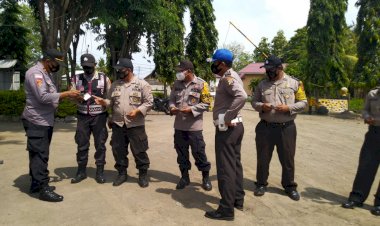 Kapolsek-Kewapante-Periksa-Kelengkapan-Administrasi-Personil