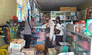 Operasi-Pekat,-Kapolsek-Nelle-Pimpin-Personil-Lakukan-Pengecekkan-Barang-Kadaluwarsa-Di-Wilkum-Polsek-Nelle