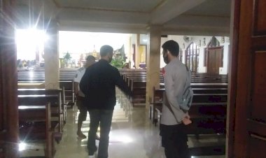 Persiapan-Perayaan-Natal,-Wakapolres-Sikka-Cek-Gereja-Dan-Ingatkan-Protokol-Kesehatan