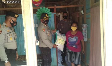 Kapolres-Sikka-Turun-Langsung-Beri-Bantuan-Kepada-Salah-Satu-Keluarga-Di-Desa-Namangkewa-Yang-Anaknya-Mengalami-Cacat