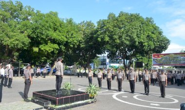 Kapolres-Sikka-Pimpin-Upacara-Korps-Raport-Kenaikan-Pangkat-Anggota-Polres-Sikka,-Brimob-Batalyon-B-Pelopor-Maumere,-Sat-Pol-Airud-Polda-NTT