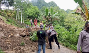 Kapolsek-Paga-Pimpin-Warga-Gotong-Royong-Bersihkan-Material-Longsor-Yang-Menutupi-Badan-Jalan-Di-Dusun-Nuabari