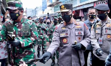 Pantau-Prokes,-Panglima-TNI-dan-Kapolri-Bagikan-Masker-di-Pasar-Tanah-Abang