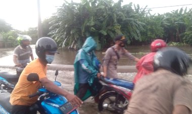 Kapolsek-Alok-Turun-Langsung-Bersama-Personilnya-Bantu-Warga-Saat-Banjir-Di-Kel.-Wolomarang