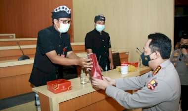 Kapolri-Beri-Penghargaan-ke-Pecalang-Bali-Karena-Berprestasi