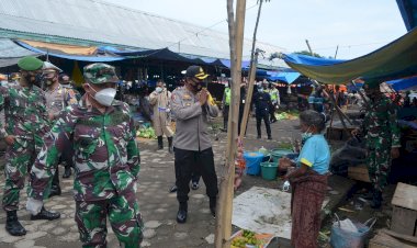 Bersinergi-Cegah-Covid-19,-Polres-Sikka,-Kodim-1603-Sikka,-Lanal-Maumere,-Dan-Dinkes-Kab.-Sikka-Lakukan-Pembagian-Masker-Dan-Penyemprotan-Disinfektan-Di-8-Titik-Lokasi-Di-Kota-Maumere