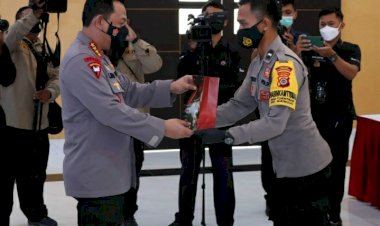 Kapolri-Beri-Penghargaan-Kesempatan-Sekolah-Perwira-Kepada-2-Personil-Polda-DIY