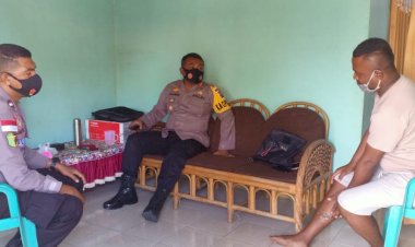 Beri-Semangat,-Kapolres-Sikka-Kunjungi-Anggotanya-Yang-Sedang-Sakit