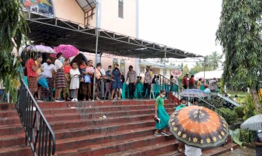 Kapolres-Sikka-Pantau-Langsung-Pengamanan-Dan-Jalannya-Misa-Hari-Raya-Paskah-Di-Gereja-St.-Mikael-Nita