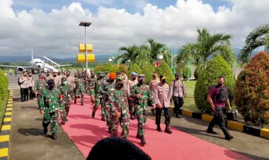 Kapolri-Dan-Panglima-TNI-Tiba-Di-Bandara-Frans-Seda-Maumere