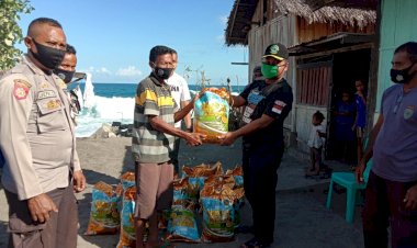 Kapolres-Sikka-Beri-Bantuan-Masyarakat-yang-Terdampak-Bencana-Abrasi-Di-Kec.-Lela