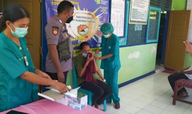 Polsek-Nelle-Amankan-Kegiatan-Vaksinasi-Di-Puskesmas-Tuanggeo,-Palue