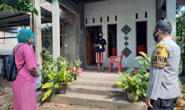 Bhabinkamtibmas-Dampingi-Tim-Gugus-Tugas-Covid-Desa-Nelle-Bagikan-Vitamin-Ke-Pasien-Terkonfirmasi-Positif-Yang-Laksanakan-Isoman
